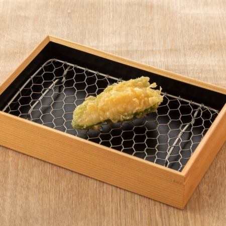 海老真丈のピーマン詰め