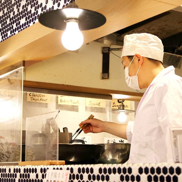 【各線「京都駅」より徒歩約1分！】少人数でのお食事や飲み会でのご利用にも最適。当店自慢のお料理を囲んで宴会をお楽しみください。お料理によく合うお酒も豊富に取り揃えております！