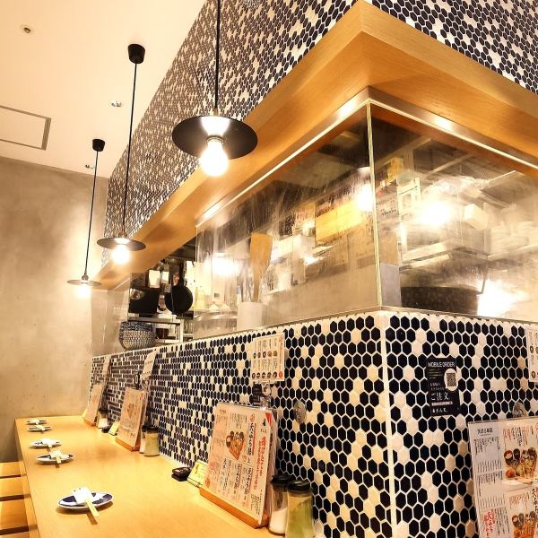 【「京都駅」より徒歩約1分】お一人様でもくつろげる、カウンター席のご用意もございます◎誰でも入りやすい雰囲気となっておりますので、仕事帰りのサク飲みにも是非！