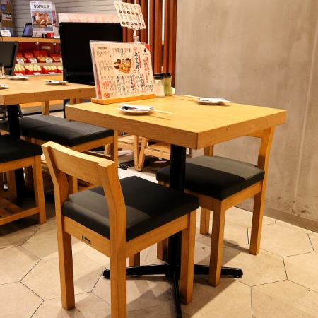 【ゆったりお食事を楽しめるテーブル席】店内は広々していて、テーブル席も多数ご用意ございます。