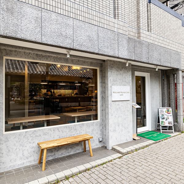 昼間は自然光が差し込む開放感ある空間で、優雅なティータイムを楽しめます 。夜は温かみのある照明で落ち着いた雰囲気に変わり、5,000円（税込）の飲み放題付きフレキシブル宴会のみを承っております 。グループ利用にも対応可能な空間で、昼夜それぞれのシーンに合わせた贅沢な時間をお過ごしください◎