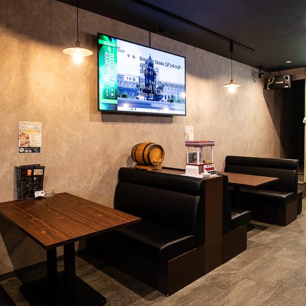 【お食事、飲み会、宴会向け!】テーブル席を複数ご用意。小規模宴会にも対応可能なテーブル席は4名様でご利用可能なテーブル×3ございます!お食事や飲み会でご利用の方も広いスペースでゆったりお寛ぎいただけます♪雰囲気の良い店内をお楽しみください♪