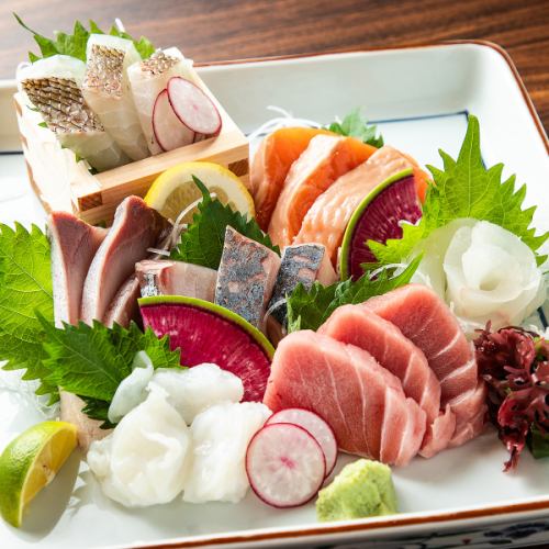 鮮度抜群のとれたてを食す!【旬のお刺身盛り合わせ 1380円(税込)~】