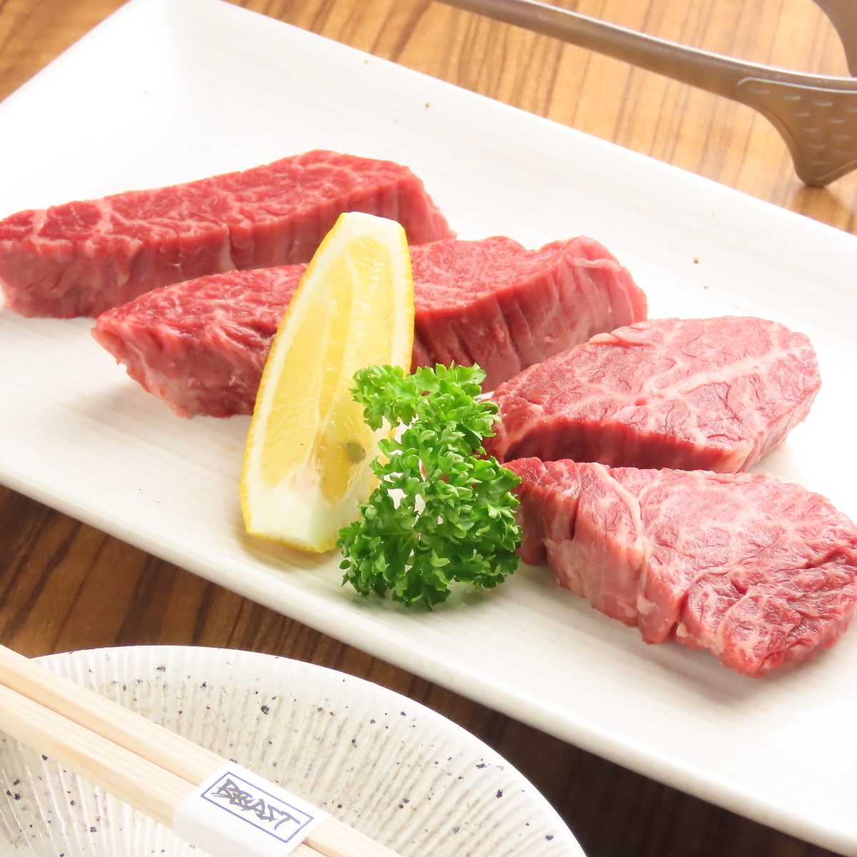 独自ルートで仕入れる極上肉の旨味を実感!
