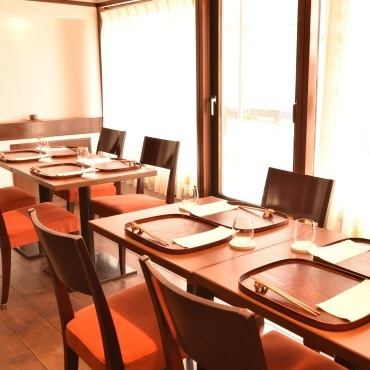 Facing Sakurada-dori Street, the windows let in a lot of light during the day, creating a bright and refreshing atmosphere.At night, you can enjoy a calm adult atmosphere.Each seat is spacious, so you can relax and enjoy delicious food and alcohol.