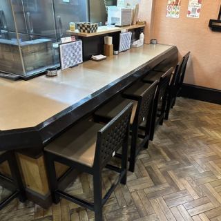 お仕事帰りやちょっと飲みたいときに気軽に立ち寄れるアットホームな雰囲気が魅力なカウンター席。お一人様大歓迎♪お好きな料理とお酒をゆっくりとご堪能ください♪
