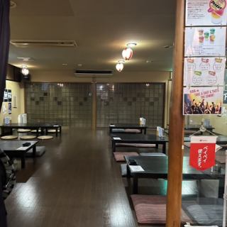 清潔感たっぷりな広めのお座敷となっております。アットホームな雰囲気に寛げること間違いなし★歓送迎会や懇親会、打ち上げなど各種ご宴会にもおすすめです！ぜひ、ご利用ください♪