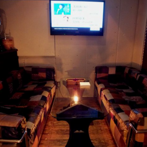 広々としたソファ個室は10名以上のグループにも対応可能！