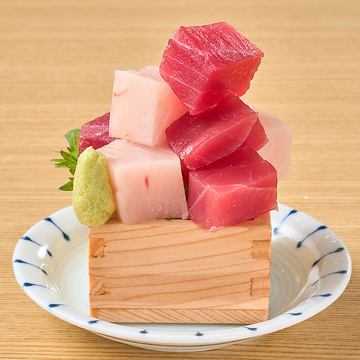 [Tuna] Two-color tuna chunks served in a wooden box.