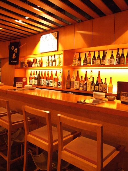 お酒が好きならカウンター席がオススメ。お店のスタッフにイチオシの焼酎や日本酒を聞いてみよう！