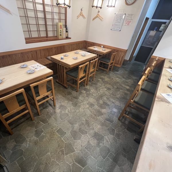 【どなたでもお気軽に】１階はご年配の方やお一人様も安心なテーブル席とカウンター席をご用意。オススメメニューなどお気軽に聞いてください♪