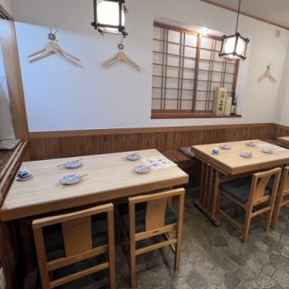 进店后就有桌子座位。也可以将两人桌并排组合在一起。