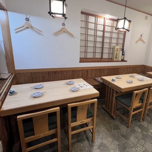 进店后就有桌子座位。也可以将两人桌并排组合在一起。