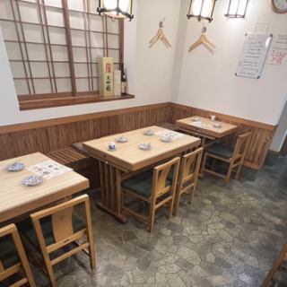 即使对于老年人来说也很安全的餐桌座位。也可以将其与相邻的 4 人桌组合在一起。