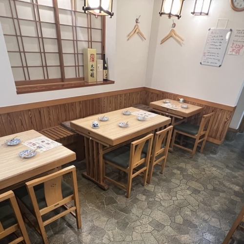 即使对于老年人来说也很安全的餐桌座位。也可以将其与相邻的 4 人桌组合在一起。