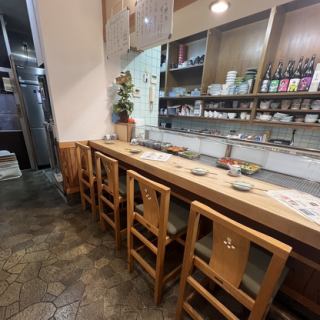 即使是一个人也可以轻松坐下的吧台座位。眼前的陈列柜里摆满了家常菜♪