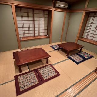 上楼梯，在二楼找到一间宽敞的榻榻米房间。分为2个包间，可容纳10人左右。如果拆除推拉门，您还可以举办更大的聚会。