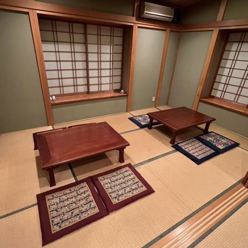 上楼梯，在二楼找到一间宽敞的榻榻米房间。分为2个包间，可容纳10人左右。如果拆除推拉门，您还可以举办更大的聚会。