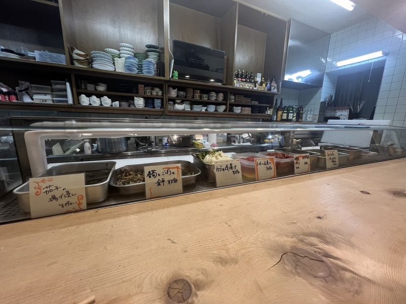 【見た目も楽しい♪】ショーケースにはおばんざいをご用意。種類豊富にご用意しているのでお気に入りを見つけてくださいね。