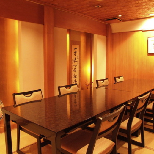 The formal tatami room and delicate dishes are recommended for various scenes.