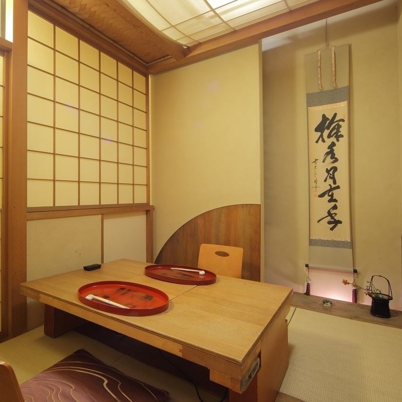 您可以在安靜的私人房間內享用時令懷石料理和壽司，度過奢華的時光。