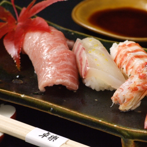 我们还推荐使用鲍鱼和京都蔬菜等时令食材的菜肴和寿司！