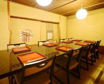 Up to 12 people are seated at tables and chairs in a tatami room.