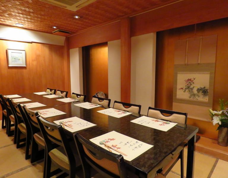 For banquets and business meetings, we have prepared a small Japanese-style room that can accommodate 2 to 30 people.Up to 20 people for chairs.