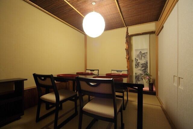 当店は種類豊富な個室を完備しております。京都らしい和の雰囲気を大切に、少人数はもちろん最大30名様でのご宴会が可能なお部屋もございます。