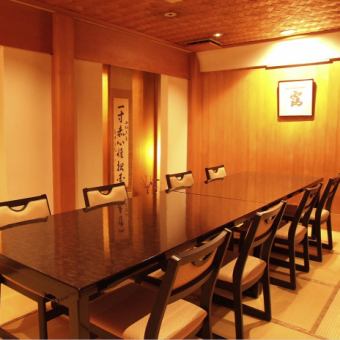 離れの個室 6~12名様まで、お座敷のテーブル椅子席です