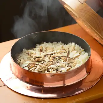 Matsutake mushroom rice cooked in a pot (40 minutes required)