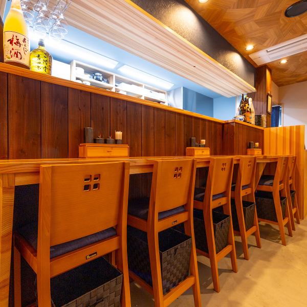 お一人様やデートでのご来店に最適なカウンター席は6席ご用意！一般的な焼き鳥店には焼き場にガラスのパーテーションが施されていますが、元輔ではお客様とのコミュニケーションをお楽しみいただけるオープンな焼き場となっております◎ダクトは焼き場に設置しているため煙やにおいも気にせず安心♪