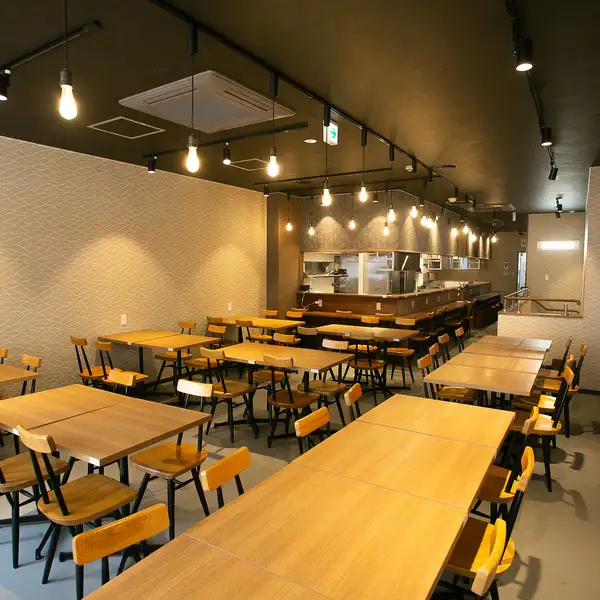 みらいん横丁内に構える当店は、1階と2階の2フロアで構成されています。活気あふれる1階には、スタッフとの会話も弾むカウンター席をご用意。お一人様でのサク飲みやお食事にも気軽に立ち寄れる、温かみのある空間です。木目を基調とした親しみやすい雰囲気の中で、くつろぎの時間をお過ごしください。