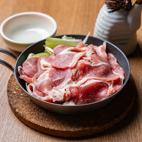 【スタミナ満点】肉汁あふれる本格鉄板ジンギスカンは冷えた生ビールと最高のコンビ