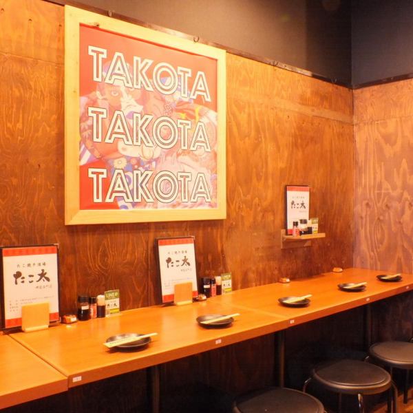 A counter where you can have a drink with friends or even one person ♪ Please leave only the crispy around Sakaisuji Hommachi Station! Draft beer, takoyaki 429 yen ~ and all-you-can-drink 1078 yen ~ ★