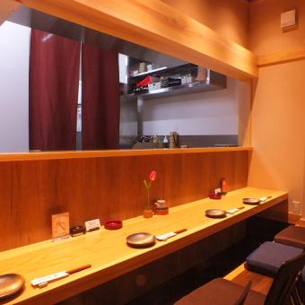 A counter filled with the warmth of wood.It is also recommended for dining with loved ones.* Depending on the increase or decrease in customer reservations or the reservation status of the store, we may change to the banquet hall on the 3rd floor or the private room on the 2nd floor.