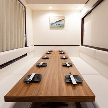 店内は個室完備！白を基調とした落ち着いた雰囲気の個室が、くつろぎの時間を演出します。ご宴会や接待などのご利用にも最適。周りを気にせず、美味しい和食を愉しみながらゆっくりとお過ごしいただけます。