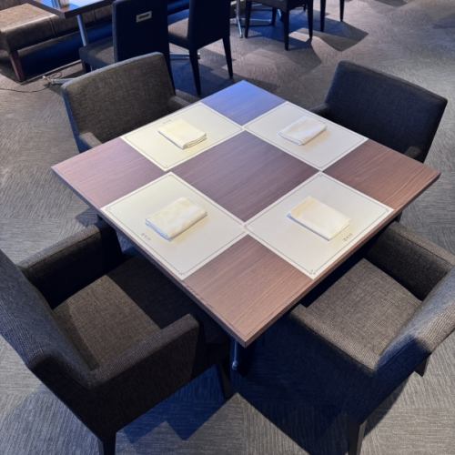 2名様~4名様までお座りいただけるテーブルのお席は10席ご用意しております。広々とした空間でおいしい料理をごゆっくりお楽しみください。