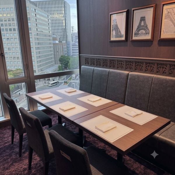 内部装潢时尚、现代且令人放松。我们舒适的沙发座椅营造出轻松的氛围,您可以在这里一边享用美食,一边与亲人交谈。夜晚,窗外展现出美丽的夜景,使其成为商务招待、大型宴会和可容纳 100 人的私人派对的理想场所。我们将以一流的服务为您打造一个特别的夜晚。