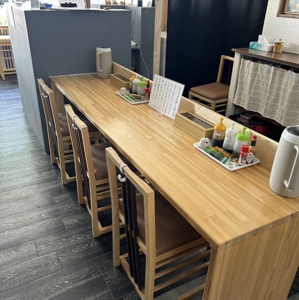 【◆こだわりのとんかつ店！】落ち着いたカウンター席で、一人でも気軽に楽しめるとんかつ店です。卓上には9種類の調味料が用意されていて、自分の好みに合わせて味のアレンジが可能。国産の新鮮な食材を使ったとんかつを、リラックスした空間で心ゆくまで味わってください。