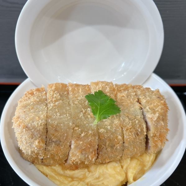 【◆初めての方にも♪】三河もち豚のロースかつ丼（上）税込み2200円