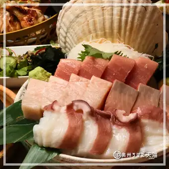 【三周年特别套餐】包含刺身、烤肉、寿司等九道菜，外加120分钟无限畅饮生啤和六种清酒。原价6000日元，现价5000日元。