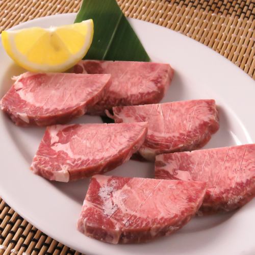 【希少部位「タン元」だけを使用したジューシーな絶品タン】焼肉天下の厚切りタン　1,730円 (税込)