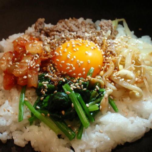 海鮮ガーリックライス(いか・えび・ゲソ・貝柱・バター)