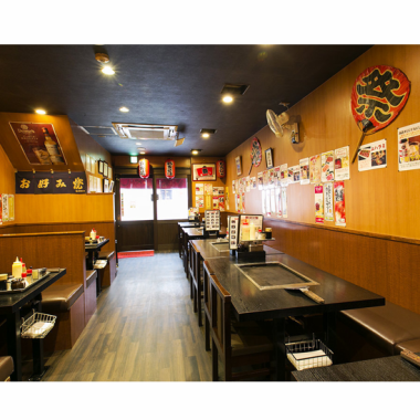 【親しみやすさ満点！】店内は落ち着いた茶色を基調としており、初めての方でも気兼ねなく入れる親しみやすさが魅力です。浅草らしい下町情緒のある雰囲気がさらに居心地の良さを引き立てます。友人同士や仕事帰りなど、どんなシーンでもふらっと立ち寄りたくなる、アットホームな雰囲気が漂っています。