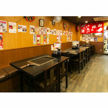 【少人数のプライベートから大人数の団体まで♪】広々としたテーブル席は、お一人様やカップルでの利用はもちろん、テーブルを繋げることで大人数の宴会にも柔軟に対応可能です。プライベート感を大切にしたい時も、皆でワイワイ盛り上がりたい時も、用途に合わせて活用できます。