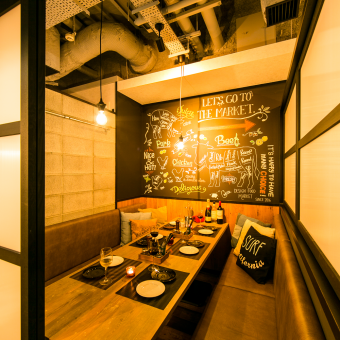 Spacious [stylish private room] available on the sofa for 6 to 8 people ♪