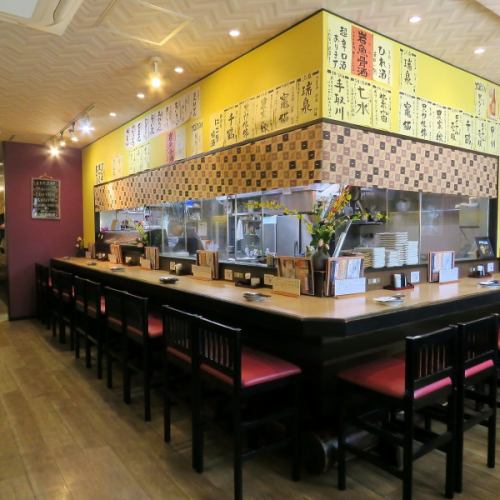 <p>【お一人様も大歓迎なカウンターのお席！お仕事終わりのチョイ飲みなどにもぜひ】少人数でも気兼ねなく使いやすいカウンターのお席もご用意しております！</p>