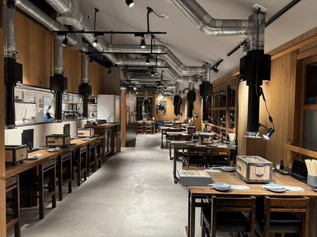 広々とした店内には、使い勝手の良いテーブル席と、一人でも気軽に楽しめるカウンター席をご用意しています。木目を基調とした落ち着いた空間は、ゆったりと焼肉を味わうのに最適です。貸切のご利用も可能ですので、大人数での宴会にもぴったり！様々なシーンでご利用いただける、居心地の良い空間です。