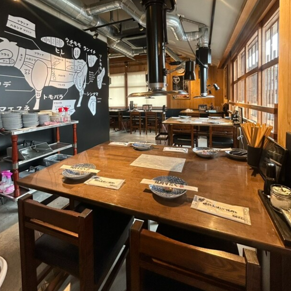 テーブル席の魅力は、やはり仲間との距離感です。当店では、ゆったりとしたテーブル席をご用意し、大人数でも快適にお過ごしいただけるようにしています。お料理を取り分けたり、乾杯をしながらの会話は、まさに焼肉の醍醐味。木目を基調とした落ち着いた空間は、日常の喧騒を忘れさせてくれる特別な場所です。